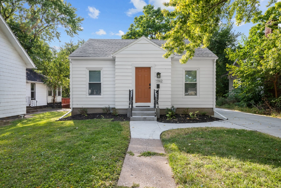 GLOW's before and after renovation of a short-term rental property in Iowa, highlighting owner-led upgrades that improved guest comfort and booking performance.